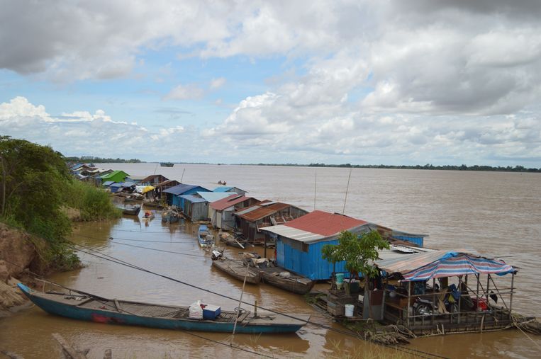 De woonboten van de Vietnamese gemeenschap in Cambodja zijn op drift geraakt. 

 Beeld Ate Hoekstra