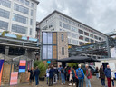 Het huis StartBlock wordt in de fabriek kant-en-klaar afgemaakt. Het is te zien op de locatie waar de bedenkers 2 jaar geleden hun inspiratie opdeden: het Ketelhuisplein op Strijp-S, tijdens de DDW in Eindhoven.