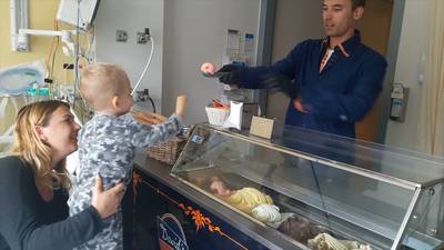 IJszaak verwent ondervoede patiënten in het ziekenhuis