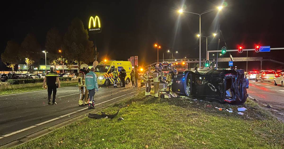 Ernstig ongeval op Weezebeeksingel in Almelo, meerdere auto’s betrokken.
