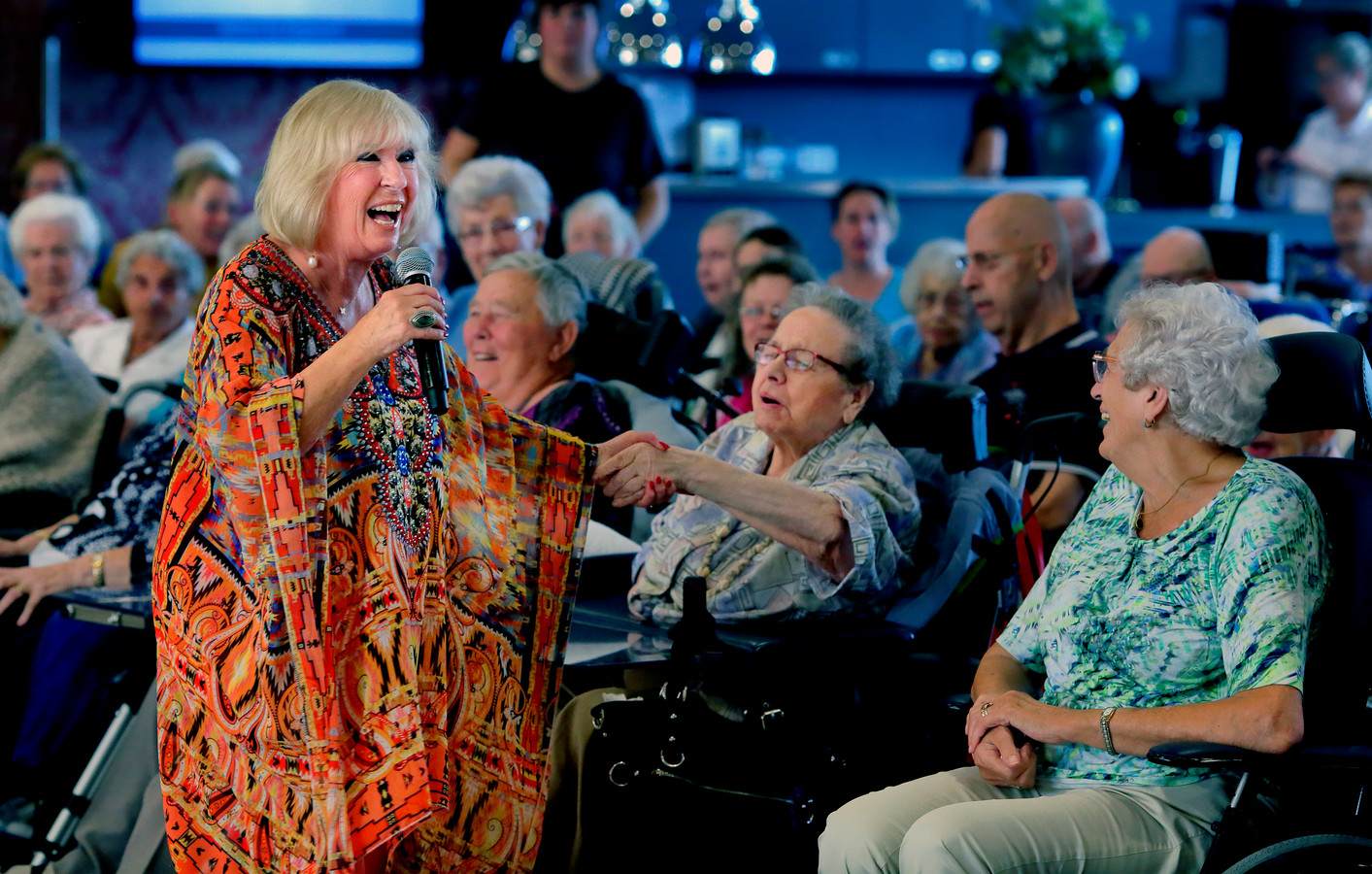 Bewoners verzorgingshuis omarmen Willeke Alberti | Foto ...