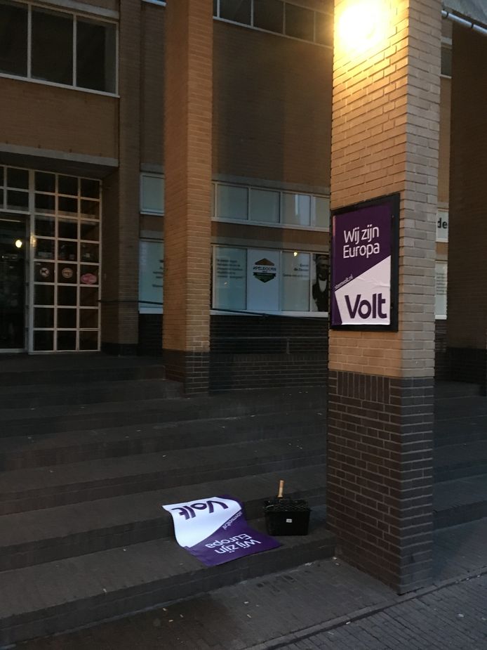 De Europese partij Volt voelt zich in Apeldoorn gedwongen tot wildplakken. Dat doet de partij sinds vandaag op gemeentelijke eigendommen, zoals hier bij de bibliotheek.