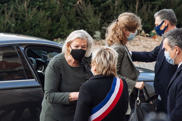 Staatssecretaris Ankie Broekers-Knol wordt verwelkomd door de Franse minister van binnenlandse zaken Gerard Darmanin en de burgmeester van Calais, Natacha Bouchard.