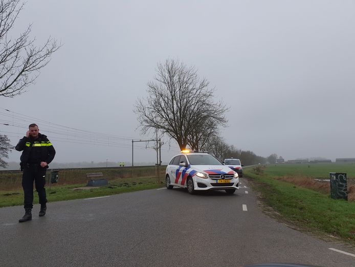 De politie heeft de Eemweg afgezet vanwege het ongeval.