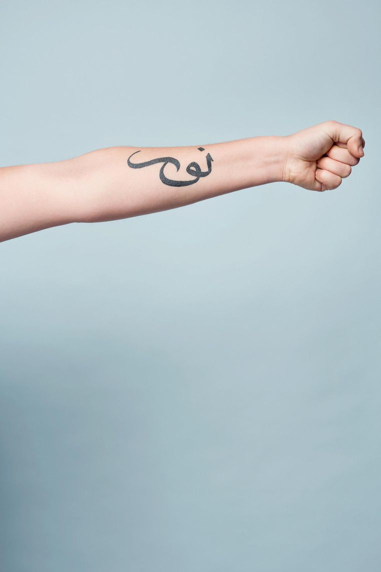 Mounir Samuels arm, met tatoeage van het Arabische woord nour (licht). Beeld NO CANDY