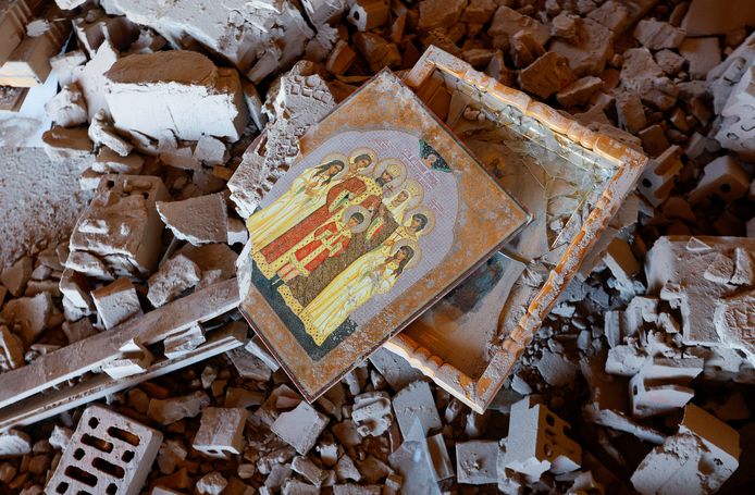 Beeld ter illustratie. Een kapot icoon tussen het puin van een vernielde lokale kerk in Donetsk, Oekraïne. Een icoon is een afbeelding van Christus, de Moeder Gods, heiligen of hoogfeesten.