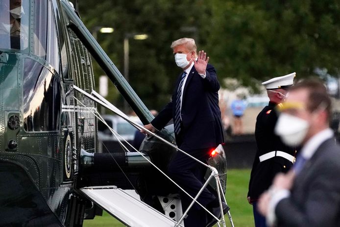 President Donald Trump stapt de helikopter in die hem terug zal brengen naar het Witte Huis.