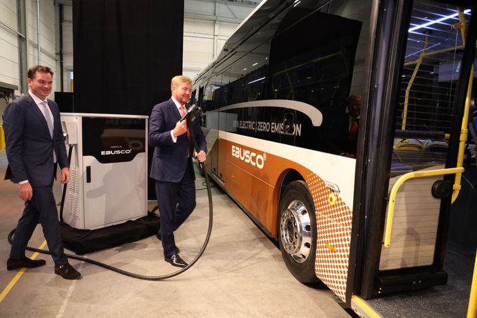 Koning Willem Alexander gaat een bus bij Ebusco opladen.