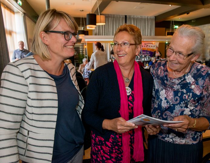Katrien Beije (midden) tijdens het eerste symposium van de stichting Nico Job Beije in 2015, met links psychologe Marcia Nieuwets en rechts bezoekster Aartje Kleppe.