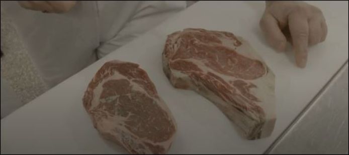 Links is het vlees van een koe die gras heeft gegeten. Rechts is het vlees van een koe die graan heeft gegeten.