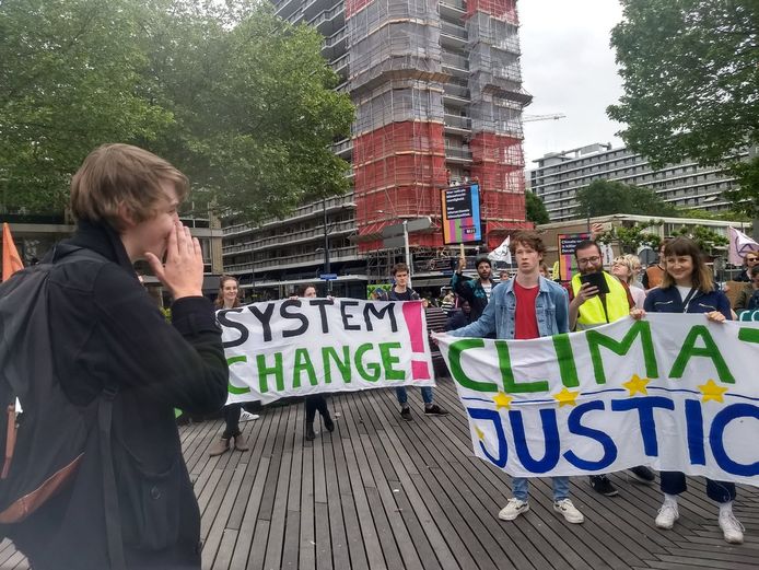 De klimaatmars ging door het centrum van de stad.