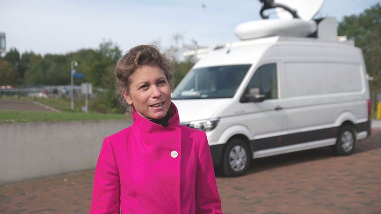 Journaal-verslaggever Kysia Hekster voor een NOS-busje zonder logo. Beeld 