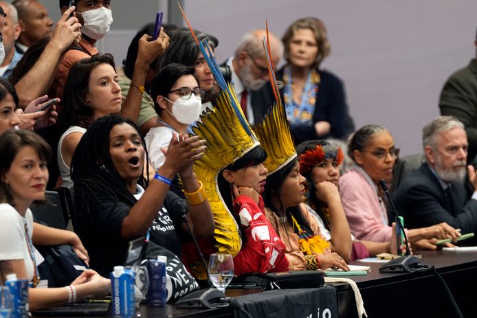 Toeschouwers luisteren naar de toespraak van de nieuwbakken Braziliaanse president Luiz Inacio Lula da Silva op de klimaattop.