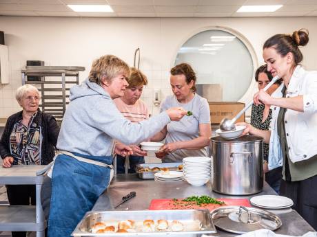 Net gevlucht, nu al in de keuken: Oekraïense Alina is zó dankbaar dat ze maaltijden kookt voor bewoners