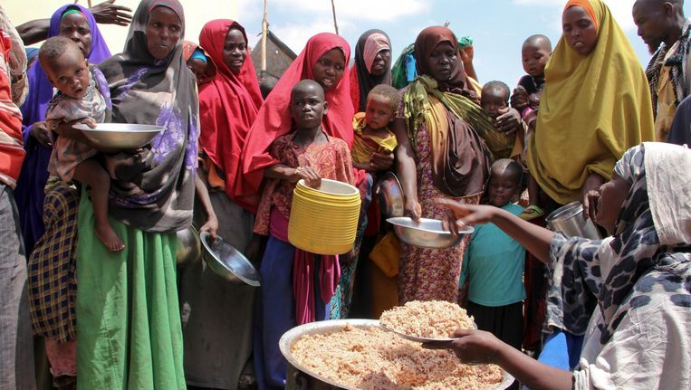 Somaliërs die op drift zijn geraakt door de droogte krijgen voedsel in een opvangkamp. Beeld ap