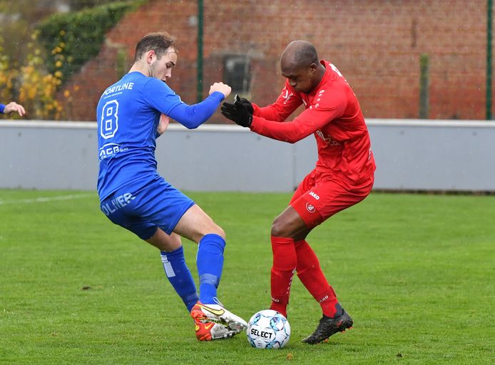 Robinson Woodruff (l.) — in duel met Friso Mando (SK Oostnieuwkerke) is aan zijn vierde seizoen bij SV Rumbeke toe en tekende reeds bij.