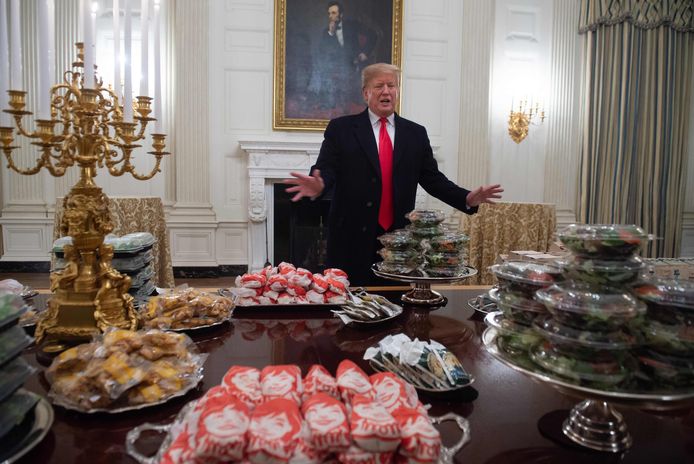 De Amerikaanse president voor een tafel met het bestelde eten.
