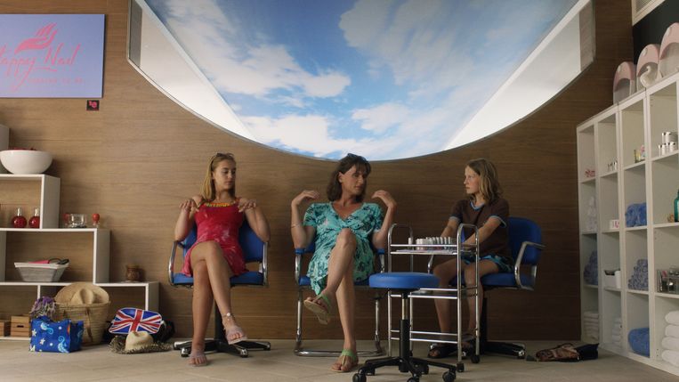 Rigmor Ranthe, Mikkel Boe Følsgaard en Kaya Toft Loholt in ‘A Perfectly Normal Family’ van Malou Reymann. Beeld 