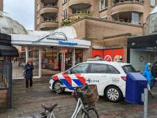 Medewerkers trekken vechtersbaas in Zwolle winkel in en doen deur op slot: ‘Kon nergens heen’