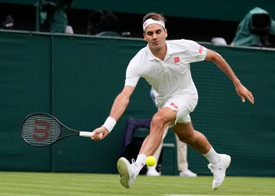 En difficulté, Roger Federer profite de l'abandon d'Adrian Mannarino pour son retour à Wimbledon