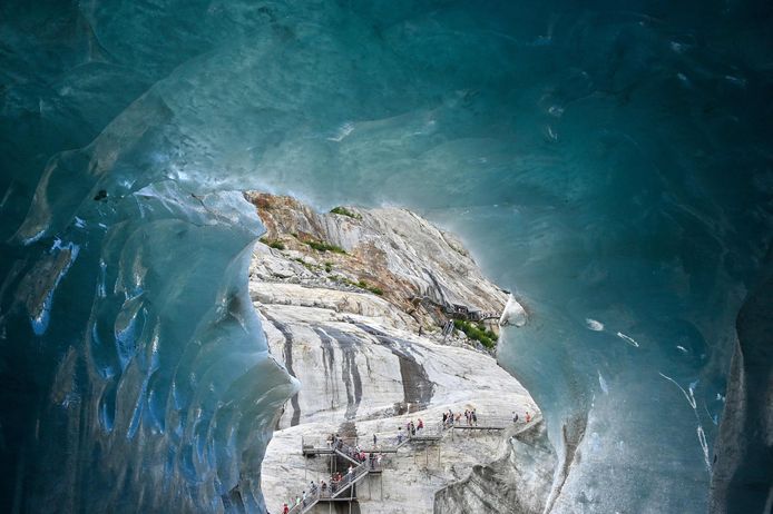 Toeristen bezoeken "La Grotte de Glace". Frankrijks grootste gletsjer is dramatisch gekrompen de laatste jaren.