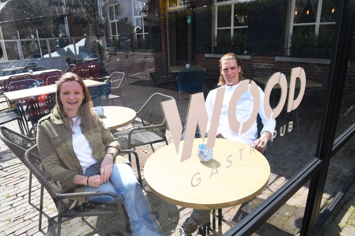 Imke Zeebregts en Sjoerd Bruinsma op het terras van het vernieuwde WOOD Gastropub