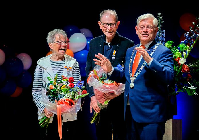Het Puttershoekse echtpaar Wouter en Gabrielle Jakma kreeg een lintje van burgemeester Charlie Aptroot