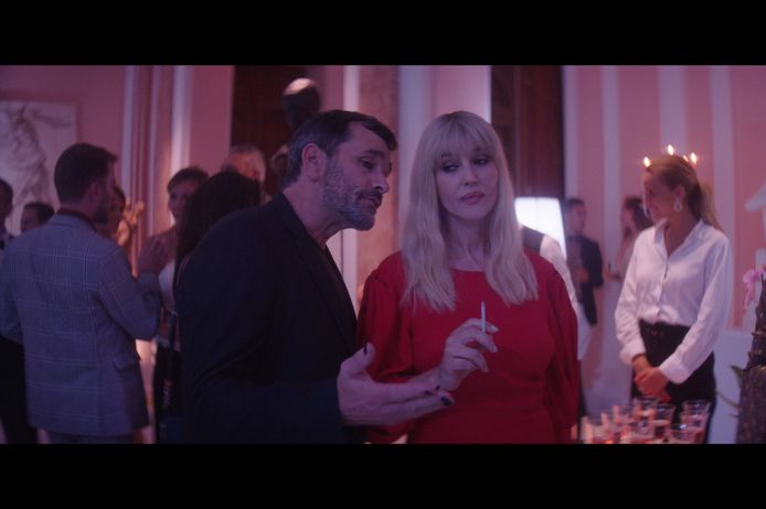 Koen De Bouw met Monica Bellucci op de set van de internationale film 'The Man Who Sold His Skin'.