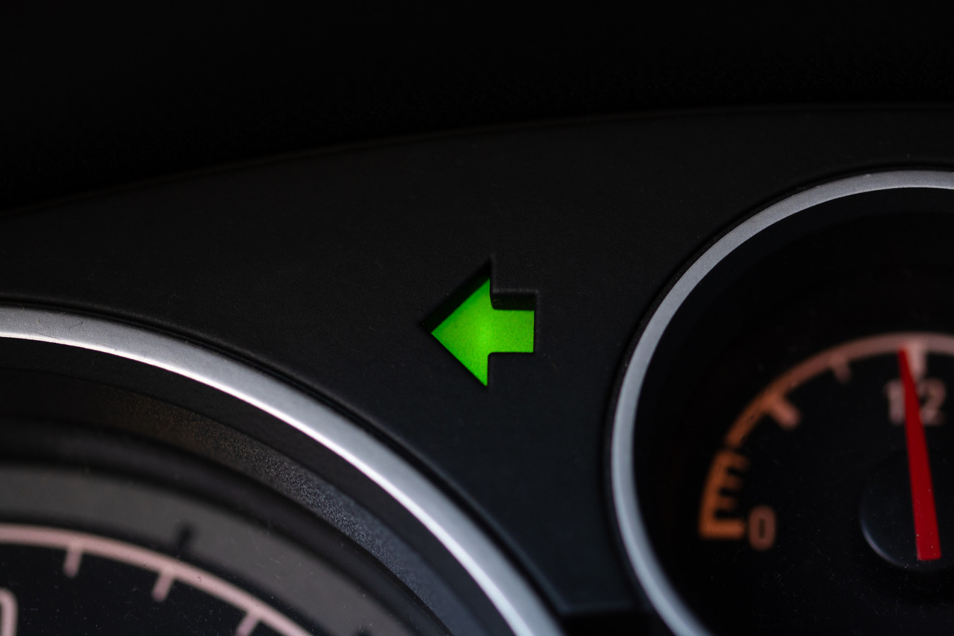 Dit is de oorsprong van het tikkende geluid van de richtingaanwijzers in je auto Foto