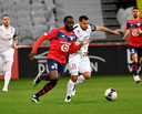 Jonathan Ikone namens Lille in actie tegen Montpellier.