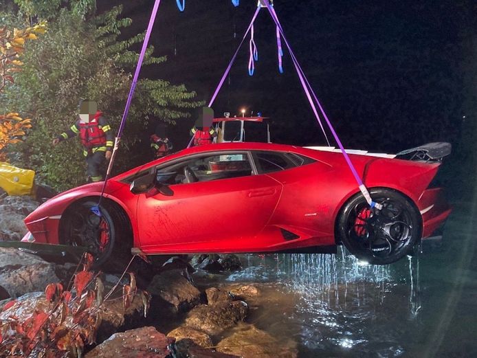 31 brandweermannen waren meer dan drie uur bezig om de wagen uit het water te halen.