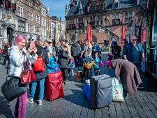 Bus vol vluchtelingen komt aan in Nijmegen: ‘Trauma in de ogen van die mensen is hartverscheurend’