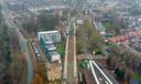 De perrons van station Veenendaal-Centrum zijn een flink eind verlengd (onderin de foto) zodat straks ook de langere treinen in Veenendaal kunnen stoppen.