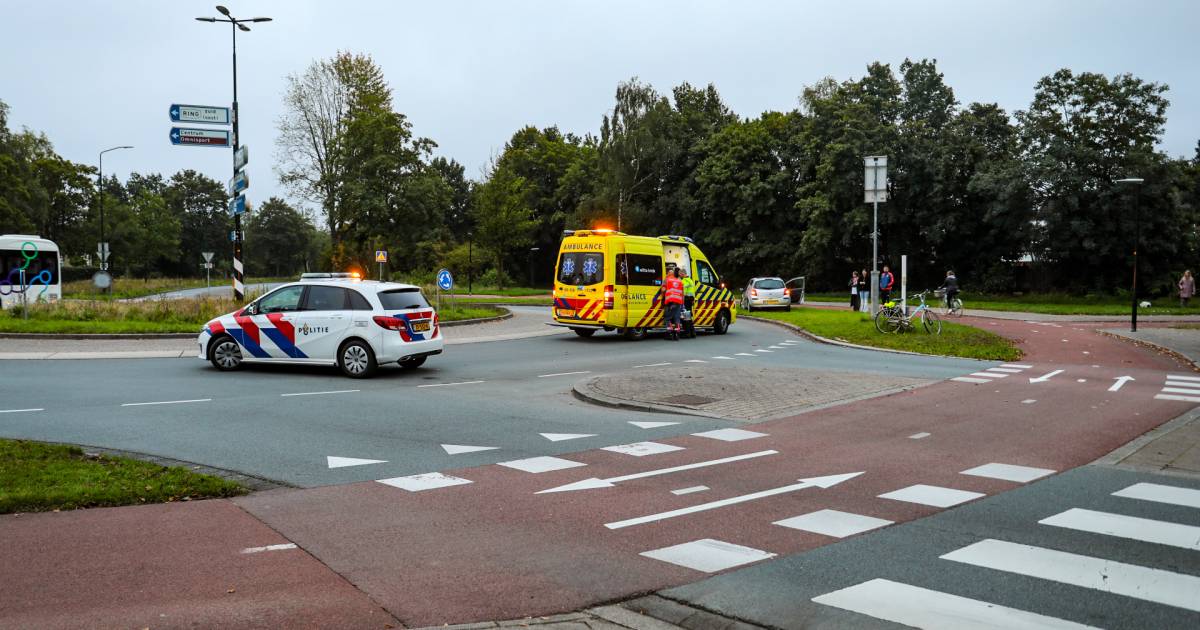 Aanrijding in Apeldoorn: auto schept fiets, jonge vrouw gewond naar het ziekenhuis.