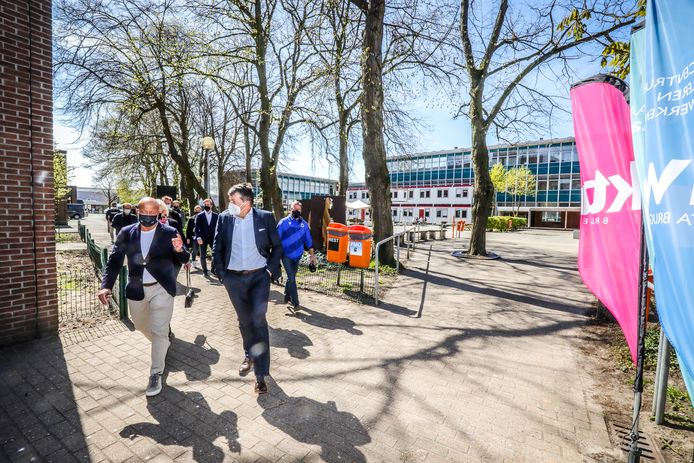 In het KTA te Brugge bezoeken Bart Somers en Bart Verhaeghe de anti racisme lessen