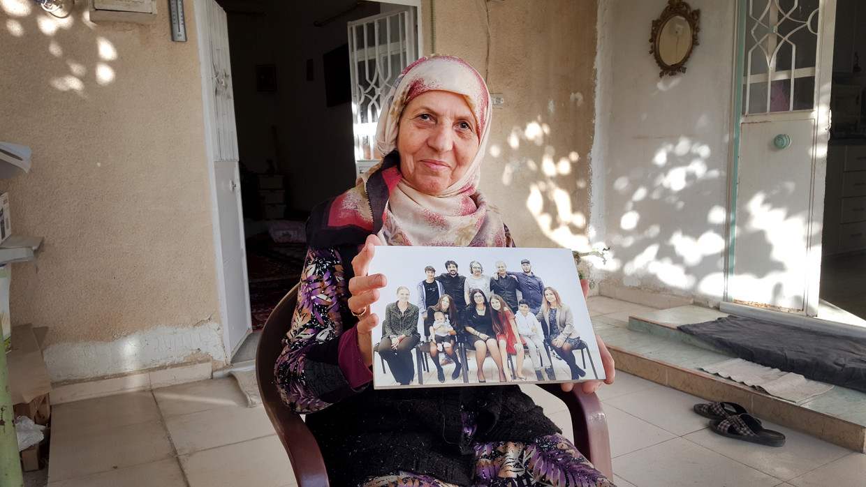 Dora met de foto die gemaakt is ter ere van haar vijftigjarige huwelijk. Haar kinderen en kleinkinderen vierden dat met elkaar, maar zonder haar en haar man.