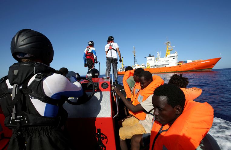 Migranten worden voor de Libische kust gered door de vrijwilligers van reddingsschip Aquarius. Archiefbeeld van september 2017. Beeld REUTERS