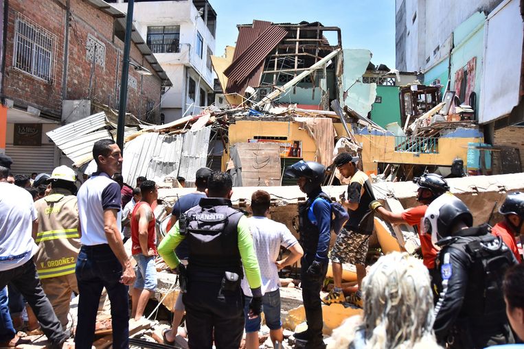 Bewoners en reddingswerkers tussen het puin in Machala, de hoofdstad van de Ecuadoriaanse provincie El Oro. Beeld AP