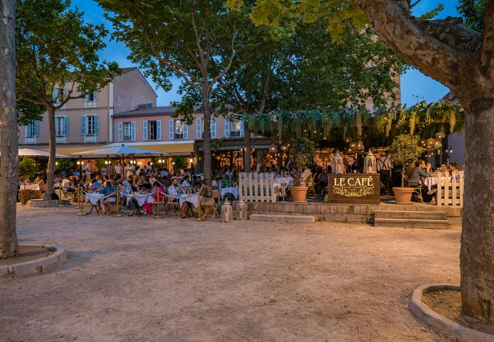 Le Café, gestart in 1789 (!) maar recent nog eens helemaal vernieuwd, is tegenwoordig dé hotspot op de Place des Lices in Saint-Tropez.