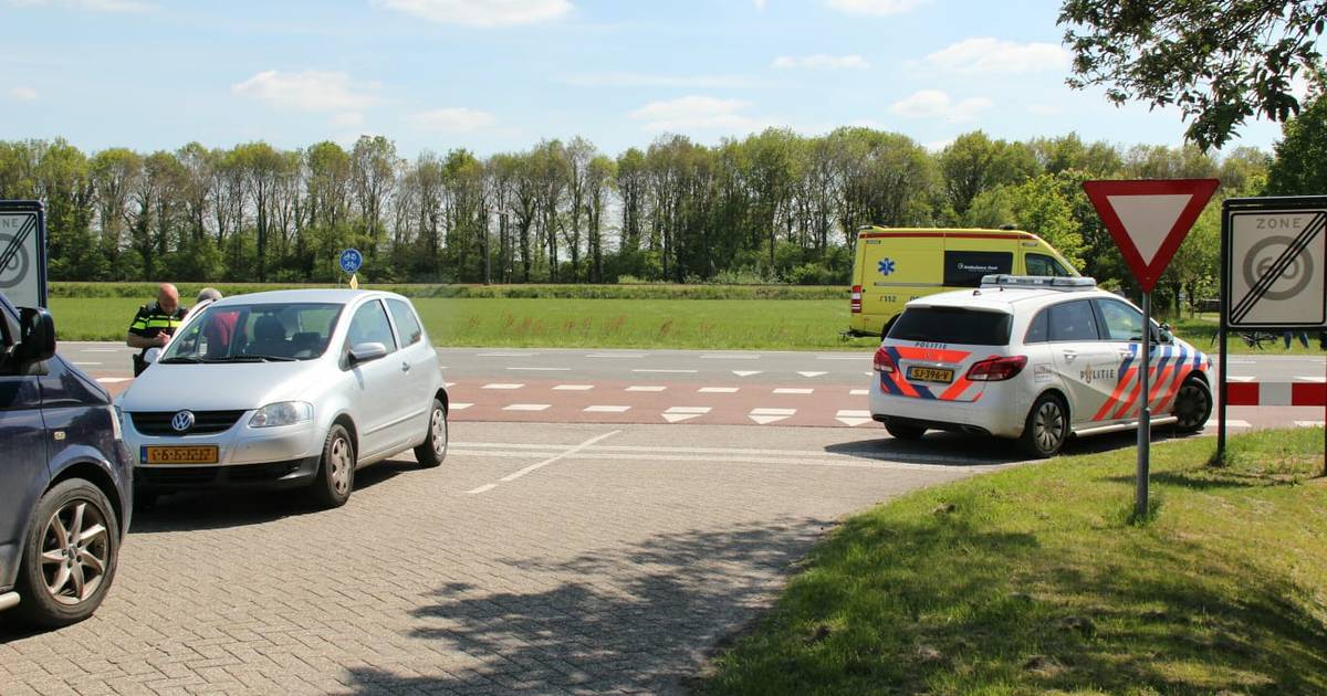 Oudere fietser naar ziekenhuis na aanrijding met auto in Holten.
