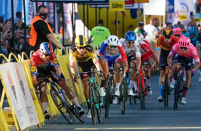 Fabio Jakobsen (L) en  Dylan Groenewegen (C).