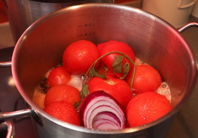 Het koken van de tomaten.