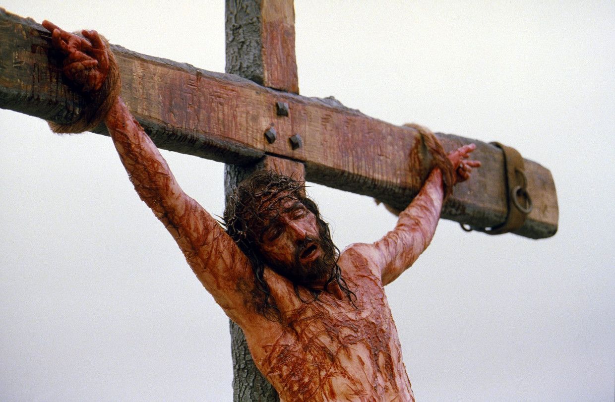 Acteur Jim Caviezel hangt als Jezus aan het kruis in de film 'The Passion of The Christ' (2004) van Mel Gibson. Beeld EPA