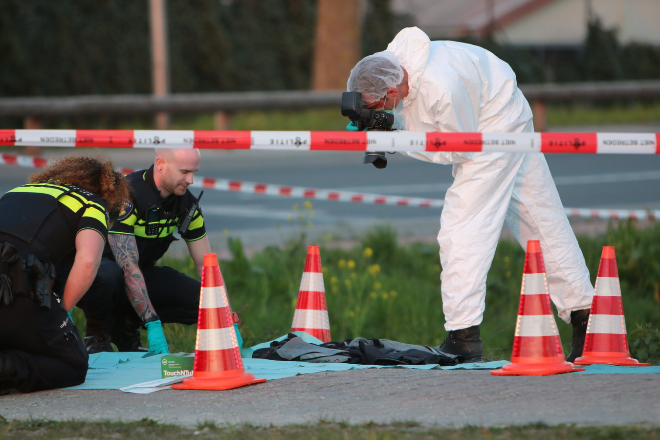 Maan hypothese herwinnen Schutter op motor schiet 26-jarige man neer op Zonneoord, politie  onderzoekt gedumpte kleding | Foto | AD.nl