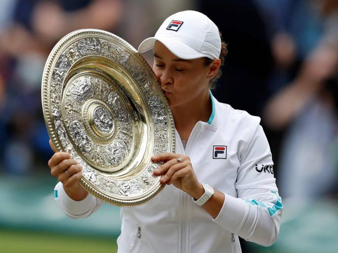 Ashleigh Barty kroont zich tot winnares van Wimbledon na zege in drie sets tegen Pliskova