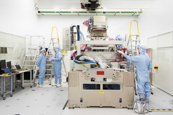 Werknemers in de stofvrije ruimte, de zogenaamde cleanroom, waar de chips worden gemaakt van chipmachinefabrikant ASML. Het bedrijf is gevestigd in het Nederlandse Veldhoven (Noord-Brabant).