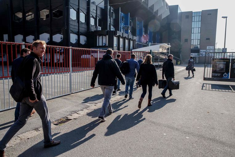 Rechercheurs gaan de kantoren van de Belgische voetbalclub Club Brugge binnen, op zoek naar bewijzen voor fraude, witwassen en matchfixing, op 10 oktober. ER / BELGA / AFP) / Belgium OUT Beeld AFP