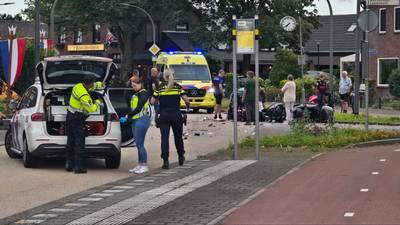 Automobilist rijdt onder invloed twee personen op motor aan, slachtoffers naar het ziekenhuis