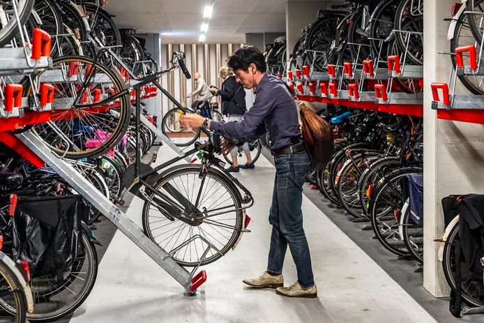 roze klem jury Grootste fietsenstalling ter wereld dreigt al over paar maanden te klein te  zijn | Utrecht | AD.nl