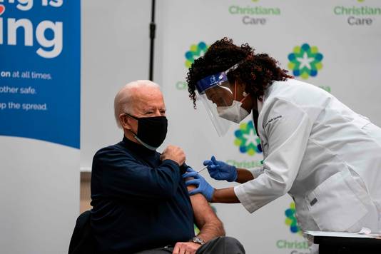 De verkozen president Joe Biden is één van de miljoen Amerikanen die al een coronavaccin kregen. 